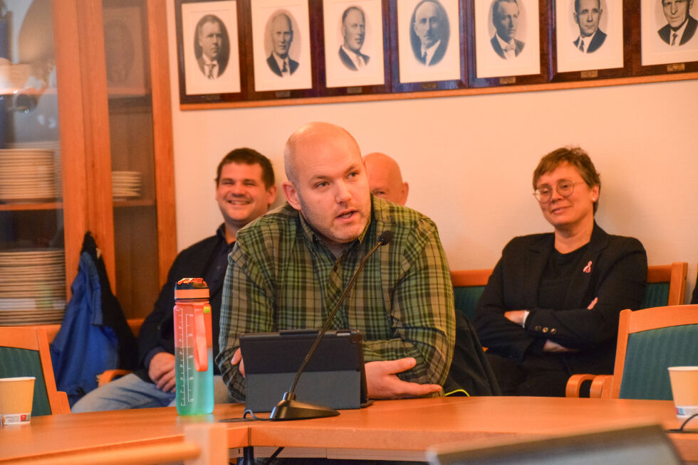 PYNT: Frank Bjerg Sigvaldsen (Senterpartiet) ønsker mer pynt i Osedalen til jul, og mente at det burde komme mer pynt i vinduene på kommunehuset. FOTO: RAYMOND ANDRE MARTINSEN