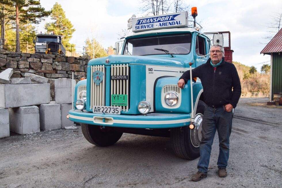 KJØRETØY: Ulf Oland (62) med sin Scania 110 fra 1973. Dette er lastebilen han startet karrieren med for over 40 år siden. FOTO: RAYMOND ANDRE MARTINSEN