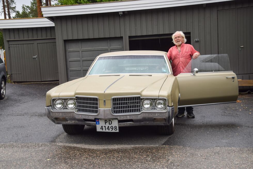 KJØRETØY: Kay Randen med sin Oldsmobile Holiday Coupe fra 1969 som han kjøpte sammen med sønnen. Bilen har en 7,8 liter V8–motor som sparker godt fra seg. FOTO: RAYMOND ANDRE MARTINSEN
