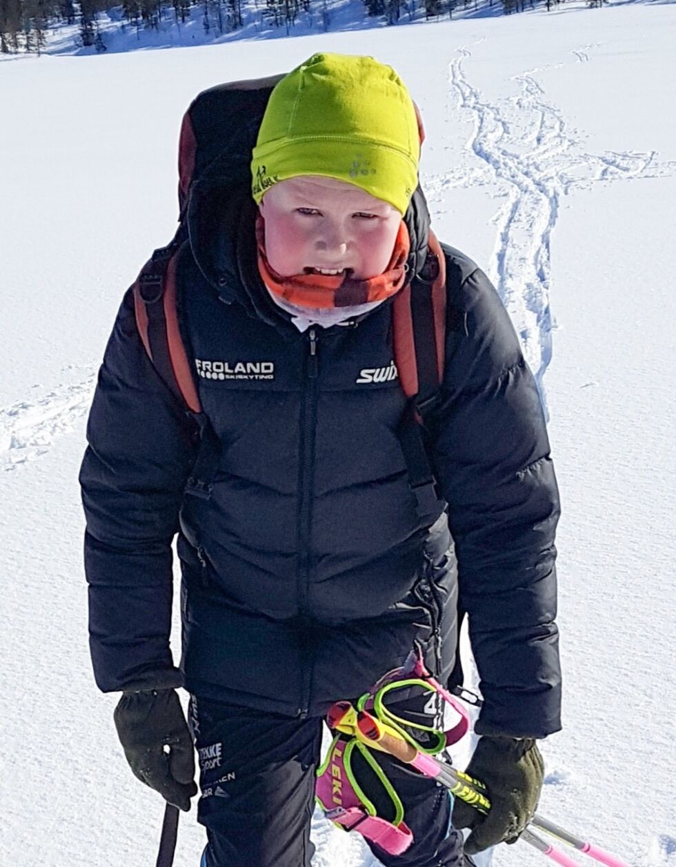 SKI: Lars Bøylestad Landa måtte gå langt på ski for å vinne veddemålet med broren. Premien var nok penger til å kjøpe en ny iPhone. For å få godkjent veddemålet måtte Lars gjennomføre 10 sammenhengende runder i Gauperåløypene, som tilsvarer en skitur på 15 mil. FOTO: INGRID BØYLESTAD LANDA