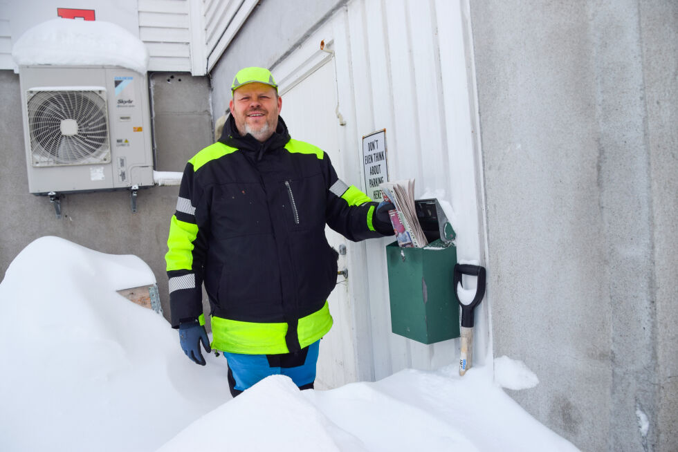 POSTBUD: Ole Kjetil Hurv har kjørt mange aviser og blader i Froland gjennom snart 20 år. Vinteren så langt i 2024 har vært en av de mest utfordrende. - Jeg har aldri opplevd lignende i karrieren, sier han. FOTO: RAYMOND ANDRE MARTINSEN