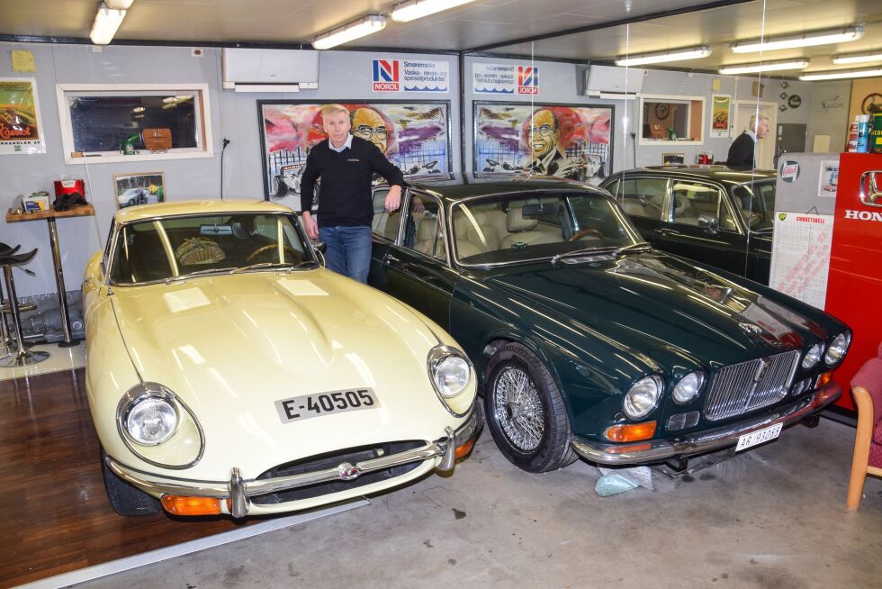 KJØRETØY: Magnar Hovatn (57) med to av fire engelske biler i samlingen. Den gule er en Jaguar E-type serie 2 fra 1968 som er produsert i 4 500 eksemplarer. Den grønne er en Jaguar XJ12 fra 1973, som er produsert i underkant av 2 500 eksemplarer. FOTO: RAYMOND ANDRE MARTINSEN