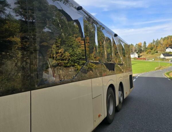 Kjørte videre med skadet skolebuss