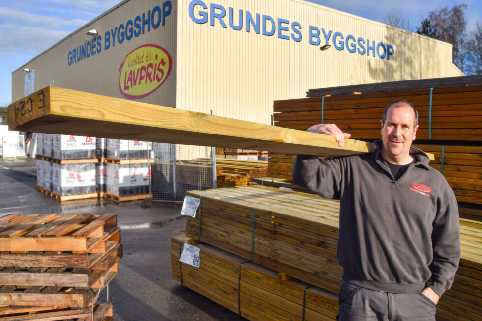 MATERIALER: Butikksjef Fredrik Skog ved frolandsfirmaet Grundes Byggshop på Stoa håper på økt trafikk til butikken. For tiden er trelastprisene lave. FOTO: RAYMOND ANDRE MARTINSEN