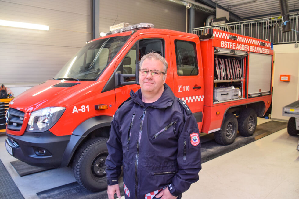FROLAND: Brannmester ved Froland brannstasjon, Ivar Jørgen Tønnesen oppfordrer folk til å være forsiktige med levende lys i jula og sjekke røykvarsleren sin.                     FOTO: RAYMOND ANDRE MARTINSEN
