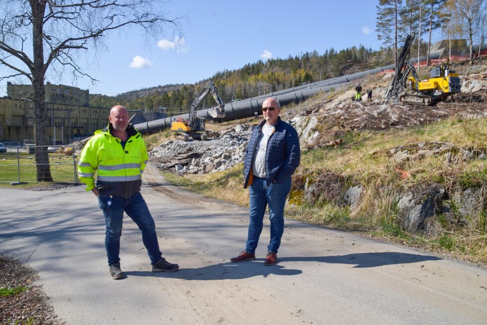 BYGGING: Prosjektleder bygg og anlegg Rolf Knutsen og driftsjef Jan Roald Evensen. I bakgrunnen pågår arbeidet for fullt, et steinkast fra kraftstasjonen. FOTO: RAYMOND ANDRE MARTINSEN