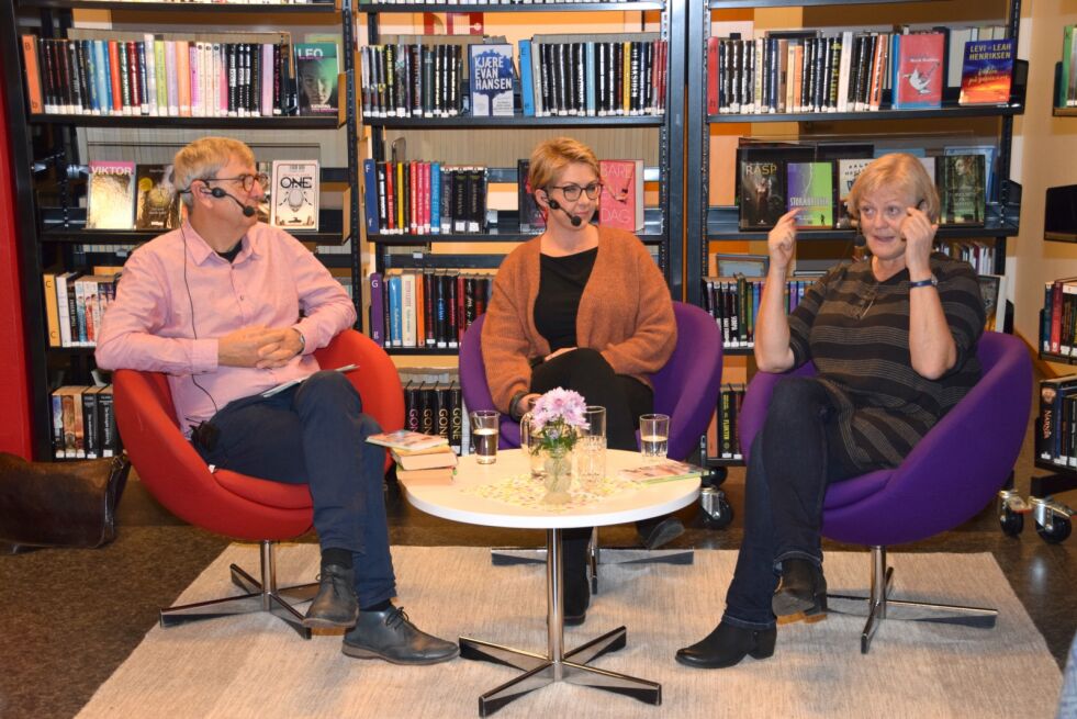 BOKTIPS: Steinar Nilsen og Margrethe Risdal følger med mens Målfrid Viksnes forteller engasjert om boken hun har lest.