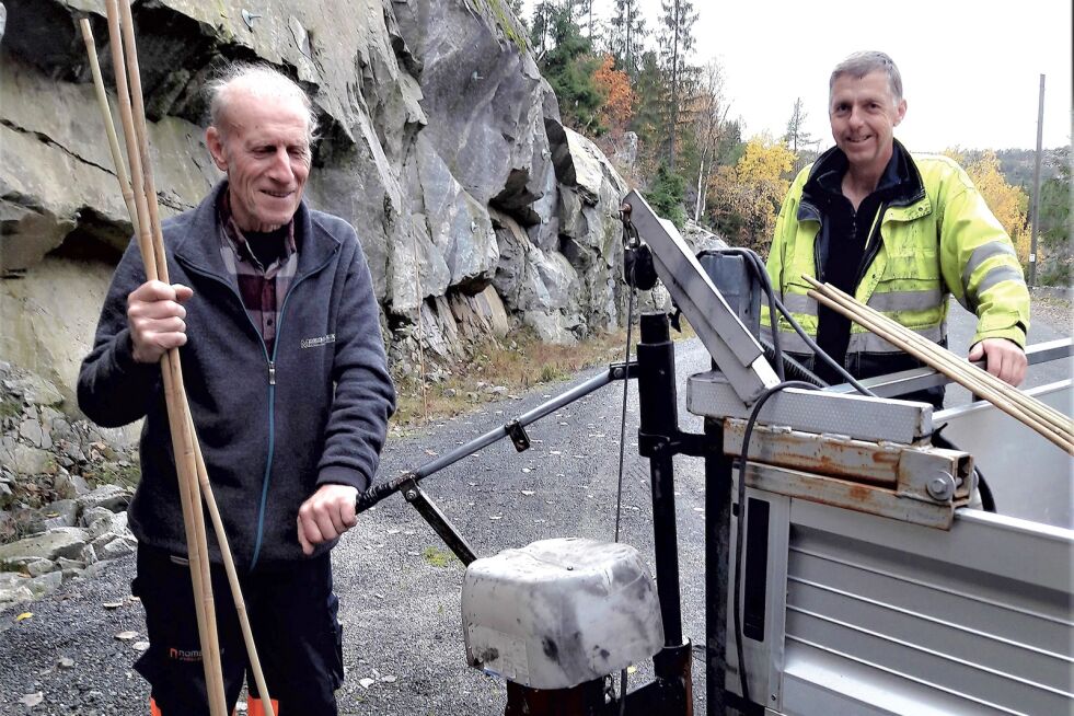 SAMSPILTE: Jon Haugeland og Geir Jomås har nok en gang satt opp brøytestikker langs 90 kilometer med kommunale veier. Utstyret som brukes til å bore huller med, laget Jon for snart 30 år siden, og det fungerer ennå utmerket.