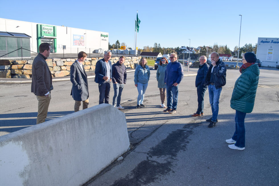 BEFARING: Tirsdag morgen var formannskapet i Froland på befaring på Blakstadheia, hvor en grunneier ønsket å fjerne en betongkant utenfor verkstedbygningen sin. FOTO: RAYMOND ANDRE MARTINSEN