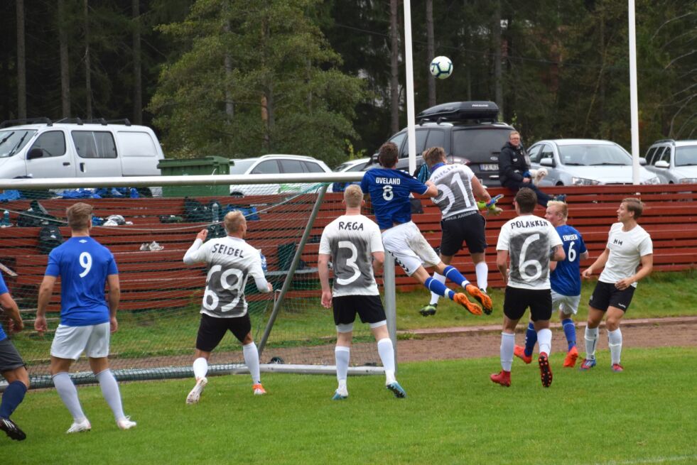 I LUFTA: Høye hopp og heading måtte til for å lage målsjanser. Stener Oveland tok sats og headet ballen inn i mål.