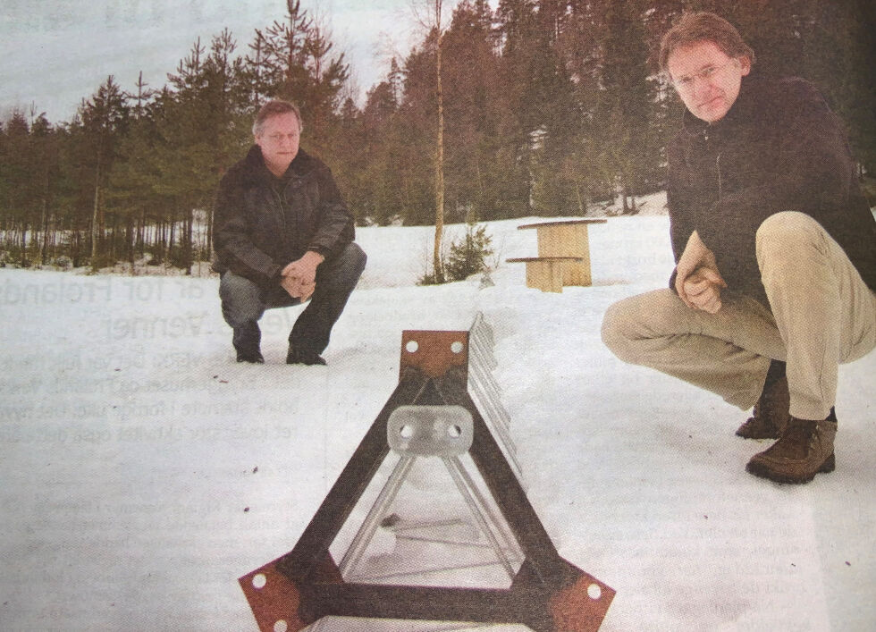 MAST: Snart reises den nye masten med hjelp av helikopter. Otto Veråsdal og Eivind Buckner studerer masten. 						ARKIVFOTO
