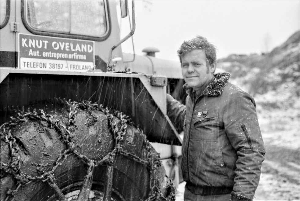 HEKTISK: Snørydding og maskiner har vært en selvfølgelig del av livet til Knut Oveland. Dette bildet  er fra slutten av 1980-tallet.