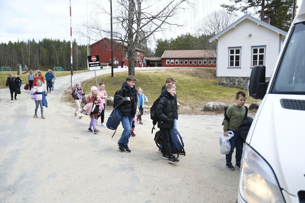 SKOLESKYSS: Myklandselever på vei inn i bussen som kjører dem til svømming i Frolandia. Nå skal politikerne i Froland ta stilling til om det skal settes opp transport for elever utenfor Myklands skolekrets, for å senke terskelen for elever andre steder i kommune i å søke seg til skolen. Foto: Rachel Olsen