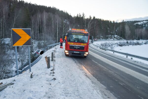 Store skader på bil og autovern etter utforkjøring