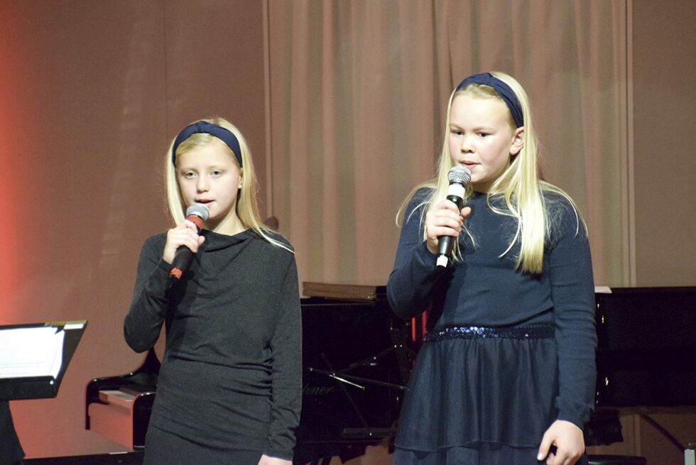 FØRST: Åste Risholt og Guro Vangsnes Fjærbu var de første som sang på konserten.
