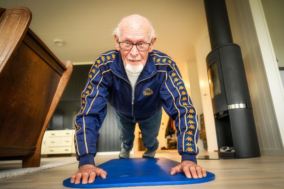 SPREK: FrP-politikeren, Olav Anton Svendsen (92) trener både hode og kropp hver dag. 25 pushups kan gjøres i en fei når han trimmer. – Jeg har ikke tenkt å gi meg i politikken før jeg er 100 år, sier han med et smil. Foto: Olav Svaland
