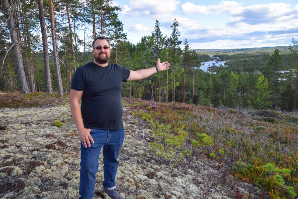 MYKLAND: Leder i bygdelaget Trond Atle Vanebo–Høyland forteller at tomtene har god utsikt i alle retninger.
 Foto: Raymond Andre Martinsen