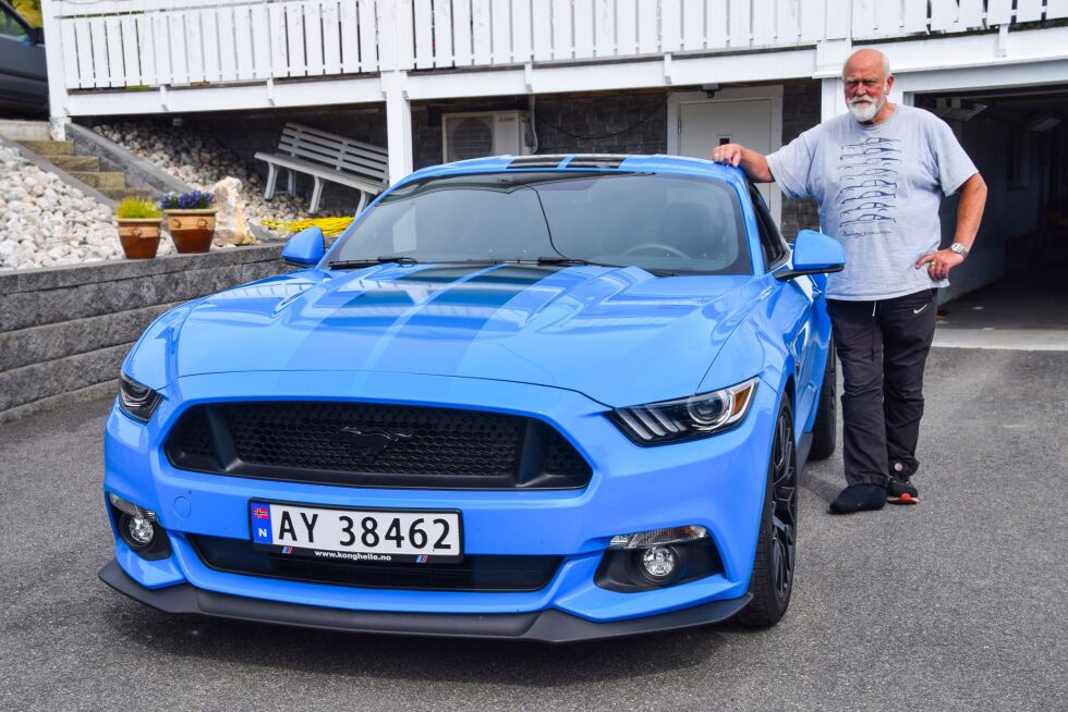 KJØRETØY: Odd Werner Rasmussen med sin Ford Mustang fra 2018. FOTO: RAYMOND ANDRE MARTINSEN