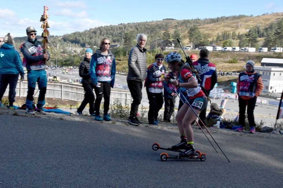STØTTE: Team Olsbu sørget for at alle skiskytterne fra Froland gikk solid oppbacking underveis.