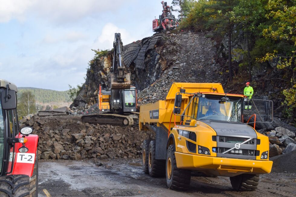 ARBEID: Rett nedenfor pumpehuset i Blakstadkleiva pågår arbeidet nå. FOTO: RAYMOND ANDRE MARTINSEN