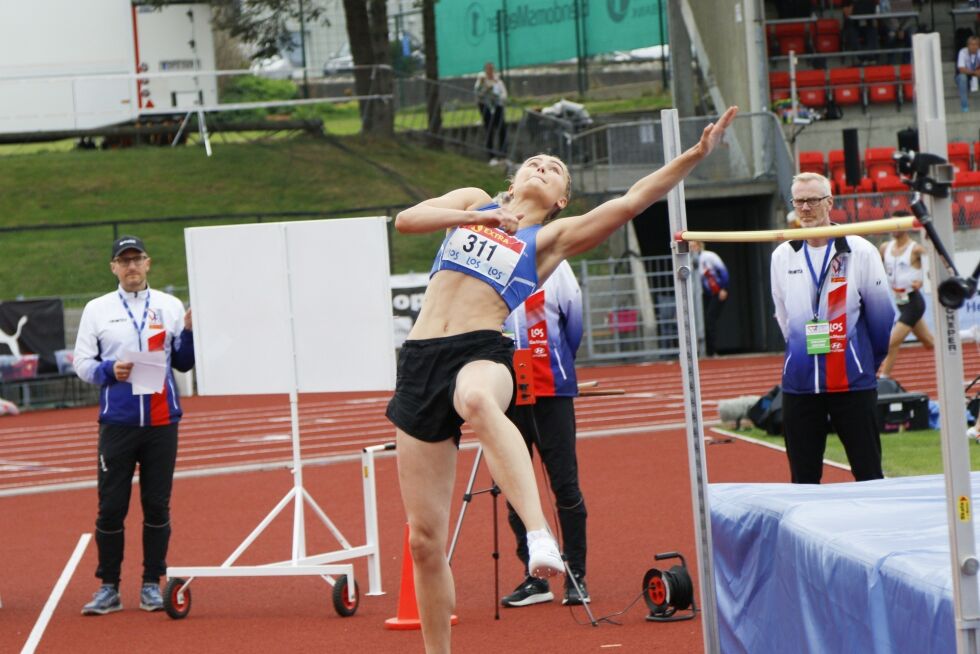 MEDALJE: Madelen Haaheim Sveinungsen tok sin første medalje på senior NM da hun ble nummer to på Kristiansand stadion i helgen.
 Foto: Dag Eliassen