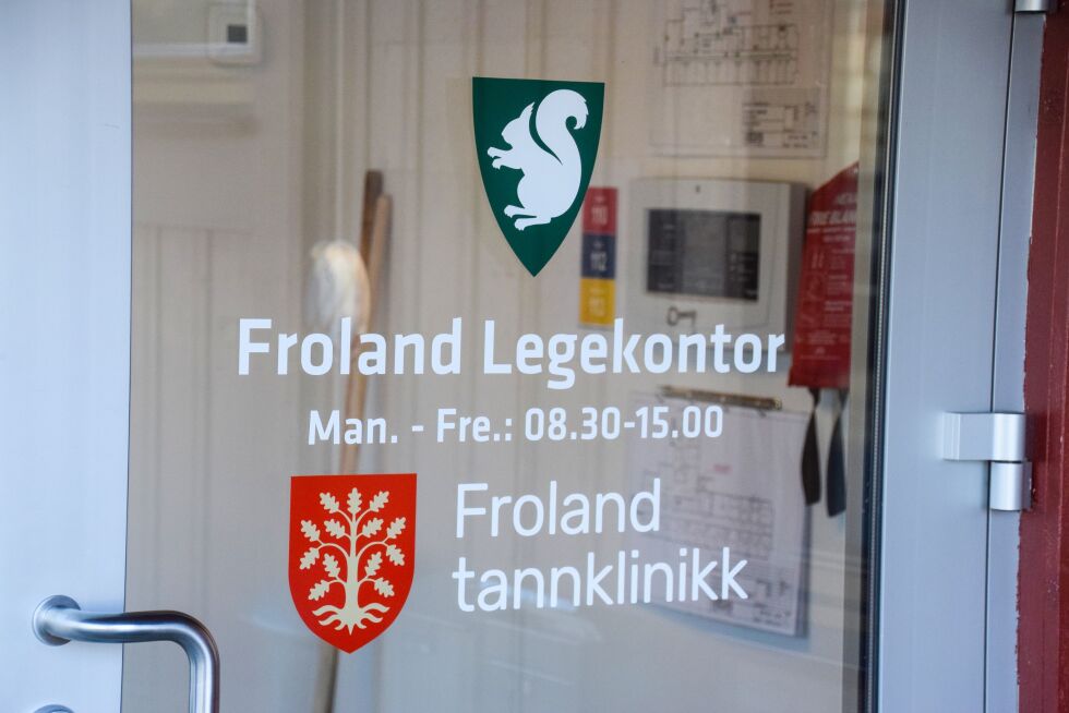 FROLAND: Avdelingsleder Helse i Froland kommune, Mari Mykland forteller at det har vært stor pågang på telefon til legekontoret i Froland under koronapandemien. FOTO: RAYMOND ANDRE MARTINSEN