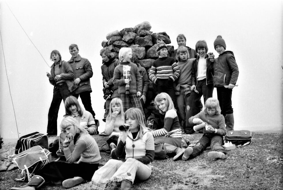 Yngres-laget på Frolands Verk på tur til Varden på Romeheia sent på 1970-tallet. I dag er det gode løyper opp til toppen. FOTO: SALVE HAUGAAS