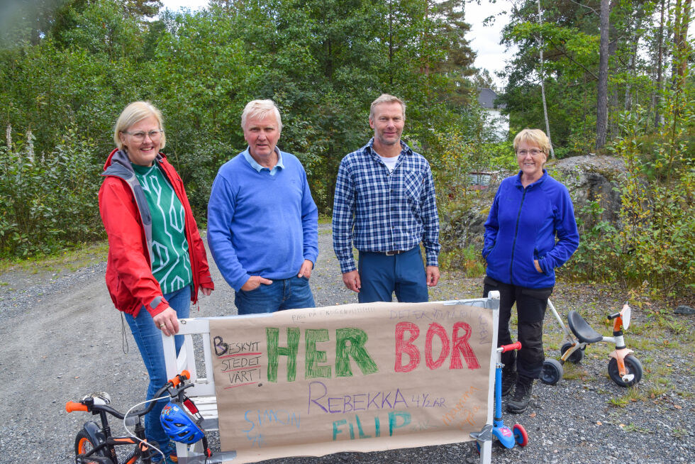 SKEPTISK: Innleggsforfatter Kirsten Henningsen (til venstre) her sammen med Arne Inge Vålandsmyr, Ragnar Bøylestad og Turid Vålandsmyr fra Bøylestadbygda. Bilde er tatt under fjorårets markering under besøket fra kommunal og distriktsdepartementet på Bøylestad. 						 ARKIVFOTO: Raymond andre martinsen