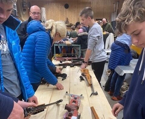 LÆRERIK KVELD: Skiskyttergruppa arrangert en samling med tema stell og vedlikehold av våpen. Det ble en lærerik og innholdsrik kveld for rundt 60 utøvere og foreldre som deltok.       FOTO: PRIVAT