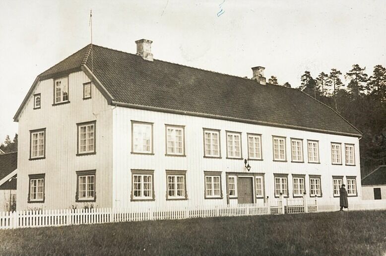 FØR: Bildet over viser hovedbygningen på Frolands Verk ca. 1967. FOTO: KUBEN /   AUST-AGDER MUSEUM OG ARKIV KUBEN.