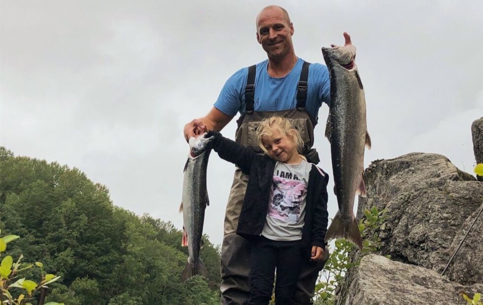ÅPNER: Fra 1. juli kan Tuva Sagbakken på ny bli med pappa Trond på fiske. Her fra i fjor sommer, da de tok laks på henholdsvis 2,3 kg og 5,9 kg. FOTO: PRIVAT