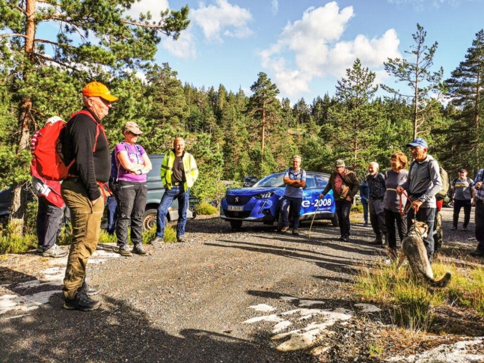 FORKLARER: Kåre Haugaas (t. h.) går gjennom litt Korona-regler for turen før følget på godt over 20 personer begynte på den drøyt seks kilometer lange turen.
