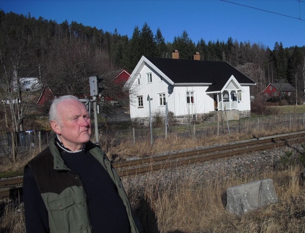 TILBAKE: Knut Øvland foran Klokkergården der han vokste opp nær Froland stasjon.