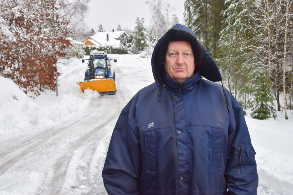SNØ: Kai Johannessen på Blakstadheia var en av mange som opplevde snøkaoset i Froland fredag morgen. Ifølge han kom ikke brøytebilen forbi i nabolaget før i 11-tiden. Her kjører brøytebilen over veien litt senere på dagen. FOTO: RAYMOND ANDRE MARTINSEN