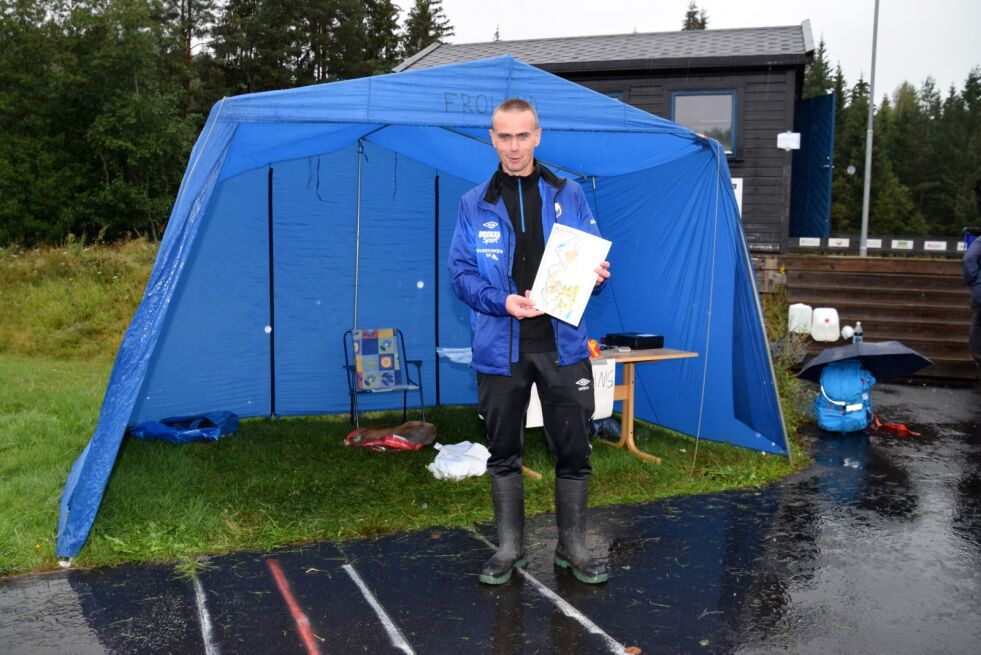 MÅL: Leder i orienteringsgruppa Øyvind Helsør stod i mål og tok i mot løpere som kom inn. I tillegg til han jobbet flere fra Froland dugnad i kiosk og i løypa.