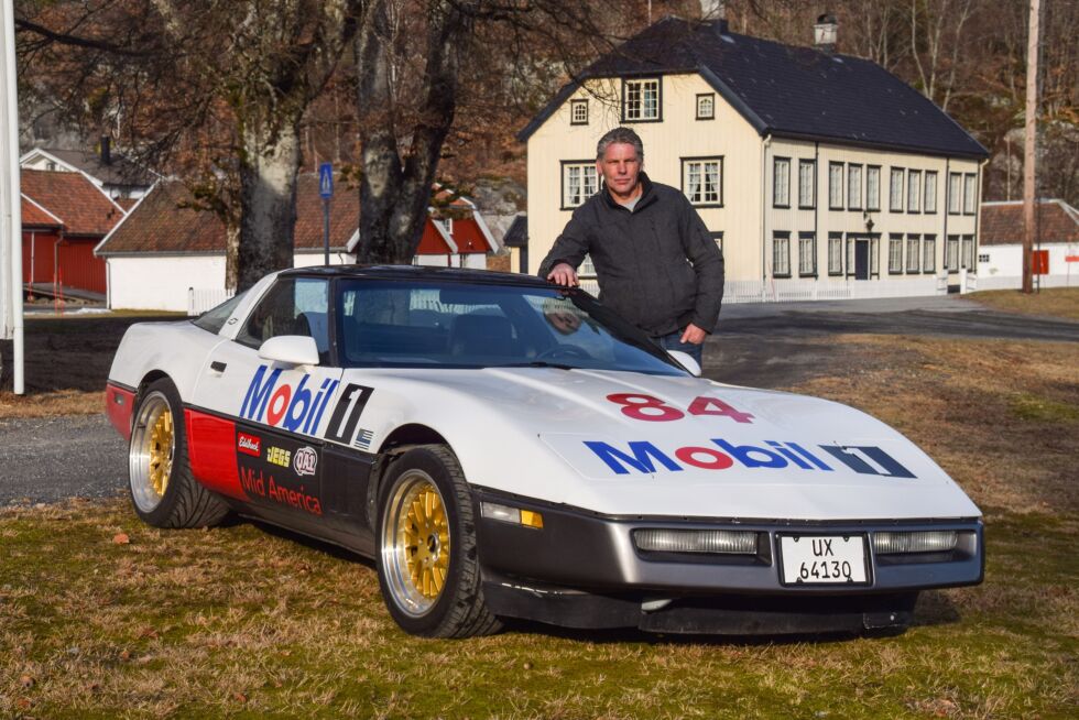 KJØRETØY: Bjørn Atle Hiis med sin 1984 Chevrolet Corvette.  Han har hatt bilen i litt over et halvt år og er strålende fornøyd med kjøreopplevelsen den gir. FOTO: RAYMOND ANDRE MARTINSEN