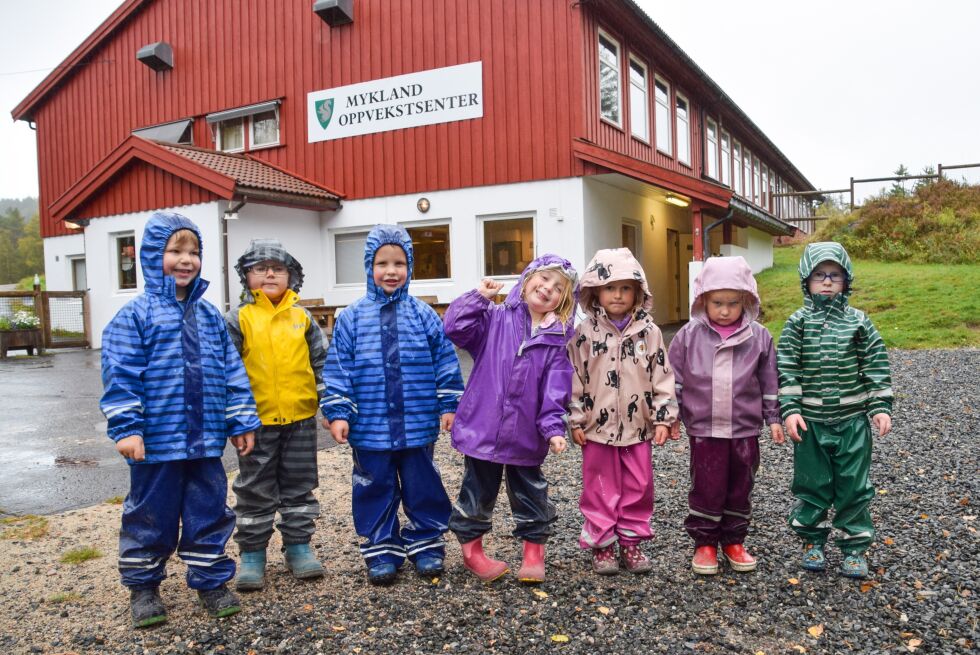 MORO: F.v. Kay Morten, Sindre, Liam Andre, Arielle, Nora, Helena og Edvard synes det er gøy i barnehagen og elsker å leke ute. FOTO: RAYMOND ANDRE MARTINSEN