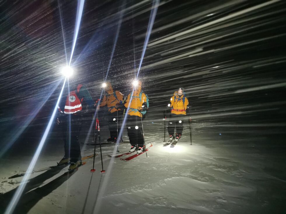 Frivillige fra Norsk Folkehjelp Tromsø under en redningsaksjon natt til lørdag. To personer satt værfaste i ei nødbu på fjellet Kjølen på Kvaløya, og trengte hjelp til å komme seg ned igjen. Foto: Norsk Folkehjelp