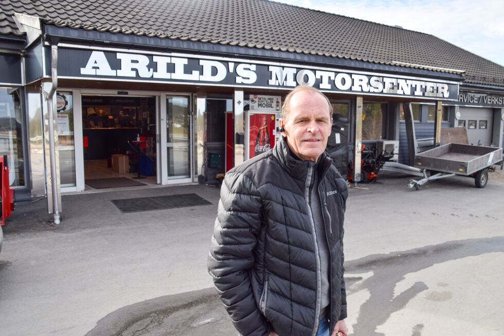 FORSKJELL:  Arild Kjempekjenn ved Arilds Motorsenter forteller om stor forskjell i butikken etter at kleiva åpnet og økt trafikk gjennom Osedalen. 	FOTO: RAYMOND ANDRE MARTINSEN