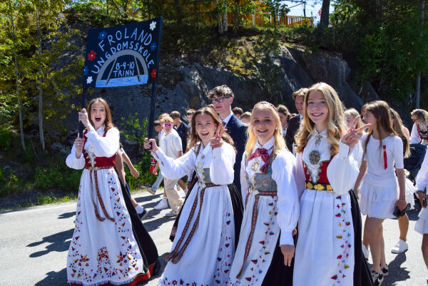Se bilder fra 17. mai-feiringen i Froland