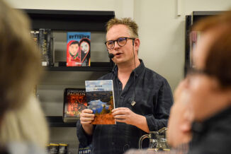 Lanserte ny bok med tilbake--blikk til Frolands fortid