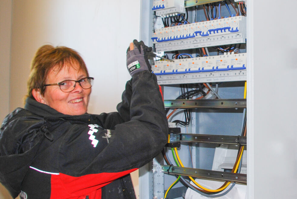 ELEKTRIKER: Trine Robstad Dahl trives godt som elektriker. I rundt 40 år har hun jobbet for firmaet som i dag heter Froland Elektro. ALLE FOTO: ANNA JOHANNE SVEINUNGSEN