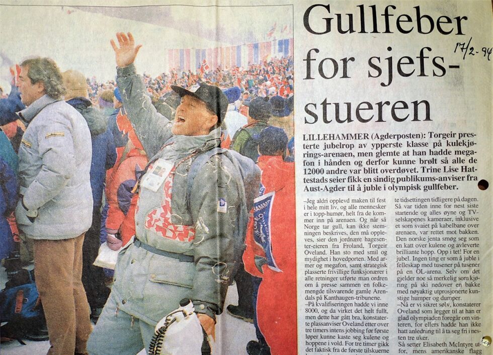 GLAD: Typisk for stemningen på Lillehammer for 25 år siden.  Utklippet fra Agderposten viser Torgeir Oveland som heier Stine Lise Hattestad inn til gull i kulekjøring.