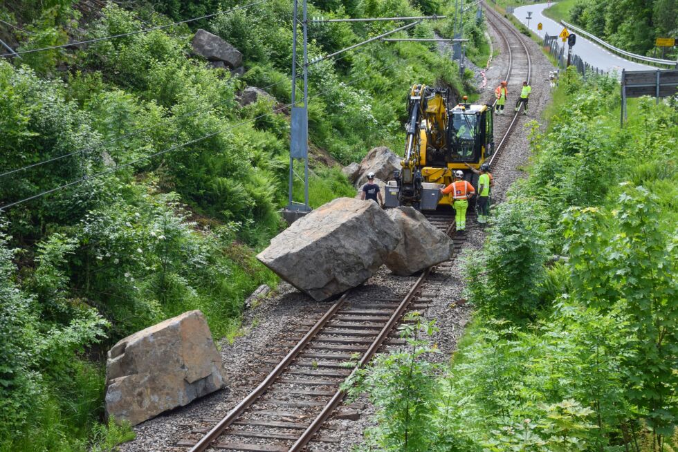 JERNBANEN: Arbeidet med å få bort de store steinblokkene fra Blakstadkleiva på jernbanen var i gang onsdag ettermiddag. FOTO: RAYMOND ANDRE MARTINSEN