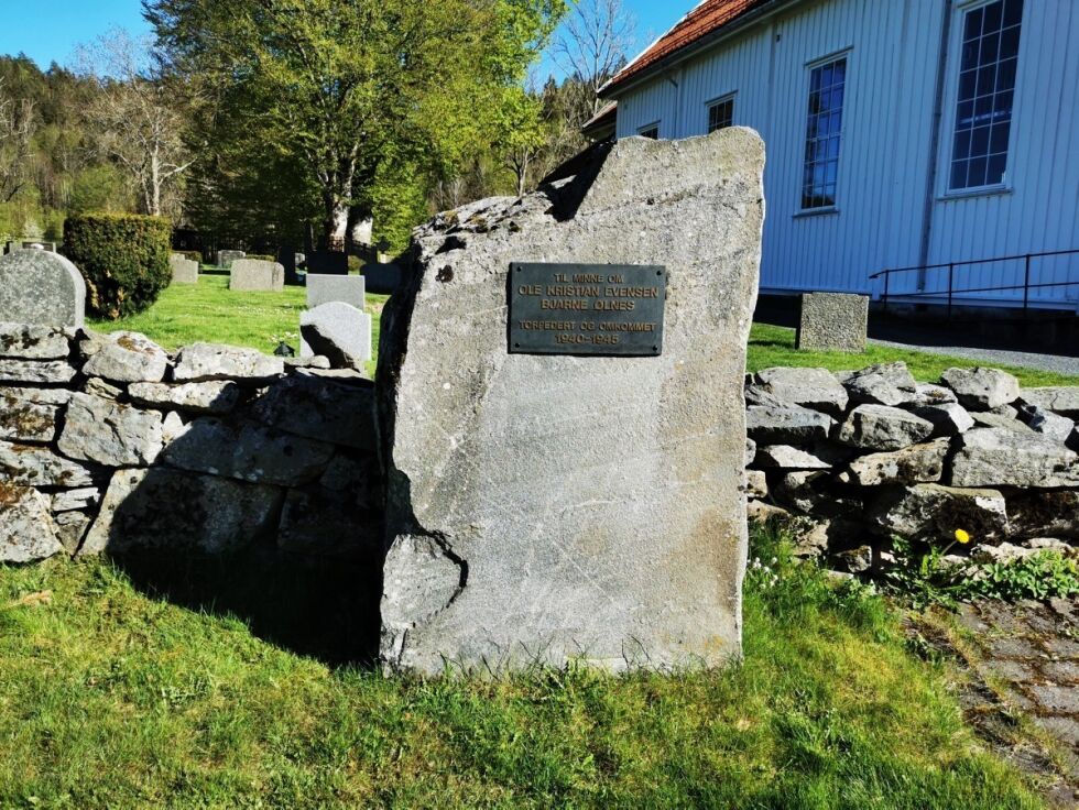 MANGLER: Det ble ikke lagt ned blomster eller krans på krigsminnesmerket utenfor Froland kirke 8. mai i år. Også Mykland kyrkje skal ha blitt glemt.