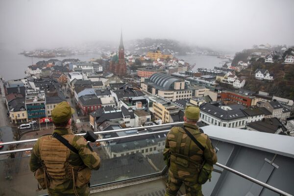 Derfor vil du trolig se folk i uniform de neste dagene