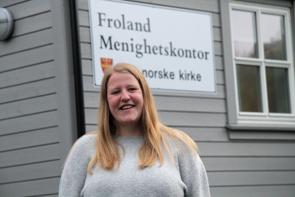 TRIVES: Kristin Hallandvik Svendsen trives godt i sin nye jobb som ungdomsarbeider ved menighetskontoret.