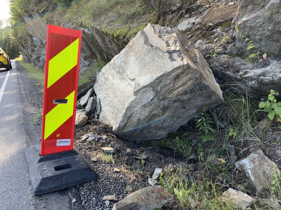 RAS: Noen kilometer nedenfor Hynnekleiv har en steinblokk rast ut. FOTO: RAYMOND ANDRE MARTINSEN