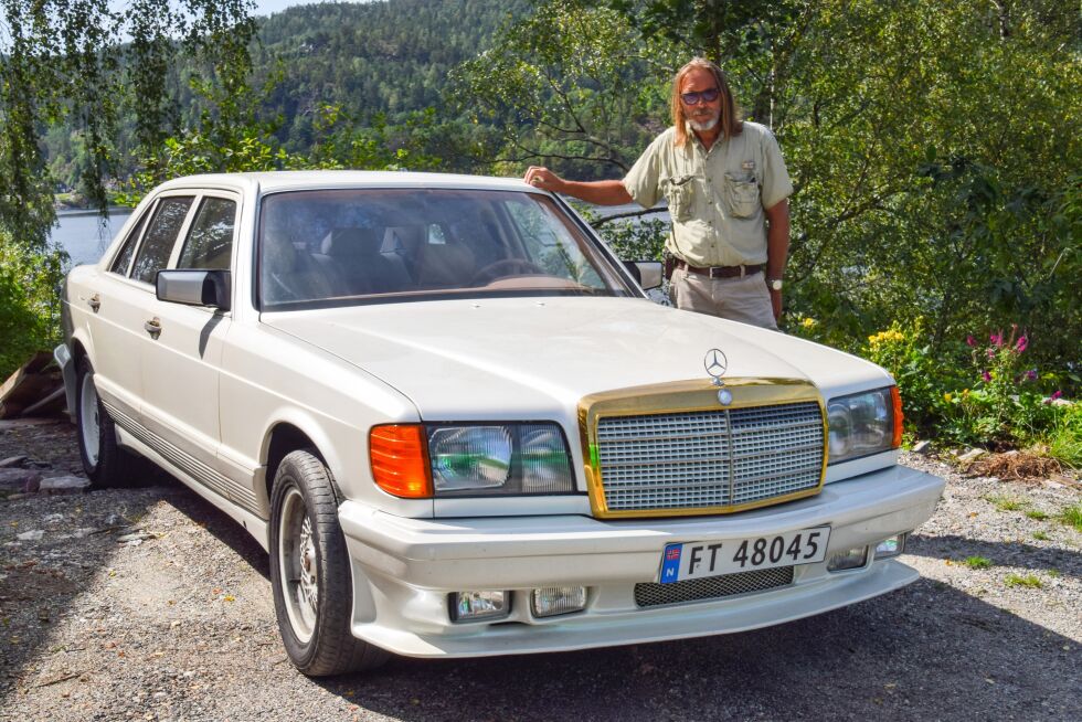 KJØRETØY:  Øyvind Strandli med sin 1985 Mercedes Benz 500 SEL hjemme på Frolands Verk. FOTO: RAYMOND ANDRE MARTINSEN