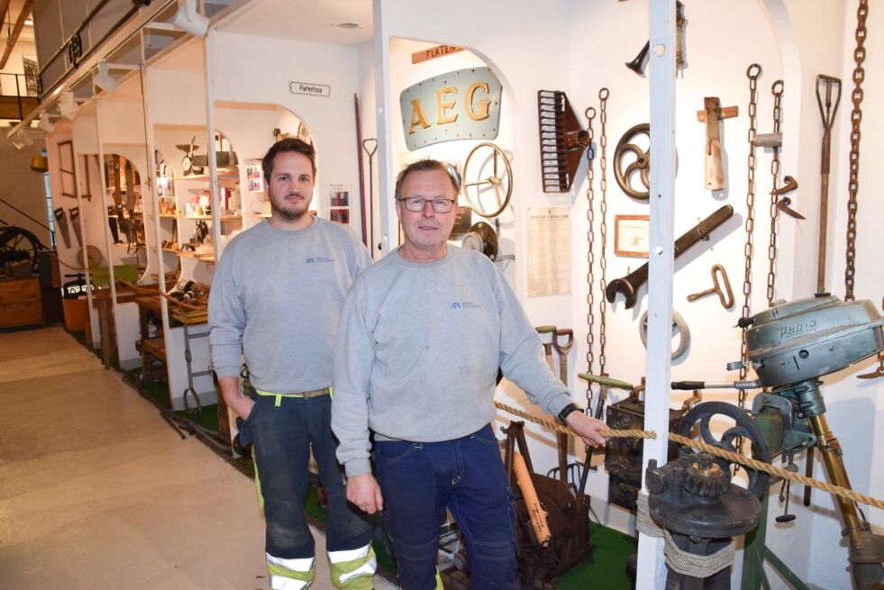 ENGASJERTE: Åsulv Eriksen (foran) og Ivan Strandli har holdt på med ustillingen lenge og synes det er viktig å stille ut de historiske tingene som har tilknytning til kraftstasjonen på Bøylefoss og Flatenfoss. FOTO: Raymond Martinsen.